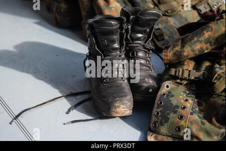 Munster, Niedersachsen. 28 Sep, 2018. Stiefel und Schutzwesten liegen in einem Bundeswehr Zelt während der Übung "Land Operations 2018". Credit: Philipp Schulze/dpa/Alamy leben Nachrichten Stockfoto