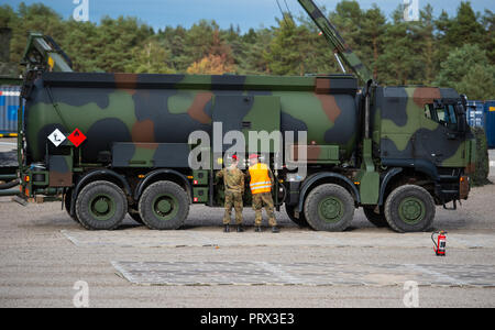 Munster, Niedersachsen. 28 Sep, 2018. Soldaten der Bundeswehr sind bei einem Diesel Tank Lkw während der Übung "Land Operations 2018". Credit: Philipp Schulze/dpa/Alamy leben Nachrichten Stockfoto