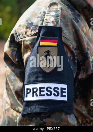 Munster, Niedersachsen. 28 Sep, 2018. ' Drücken Sie die Taste 'auf dem Armband eines Soldaten der Bundeswehr während der Übung "Land Operations 2018' geschrieben wird. Credit: Philipp Schulze/dpa/Alamy leben Nachrichten Stockfoto