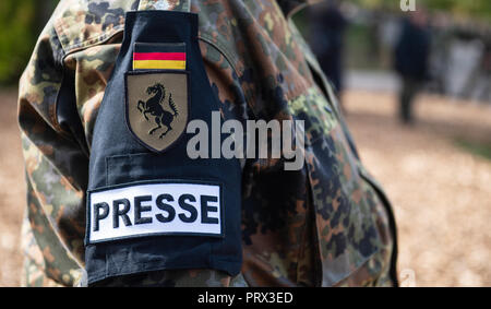 Munster, Niedersachsen. 28 Sep, 2018. ' Drücken Sie die Taste 'auf dem Armband eines Soldaten der Bundeswehr während der Übung "Land Operations 2018' geschrieben wird. Credit: Philipp Schulze/dpa/Alamy leben Nachrichten Stockfoto