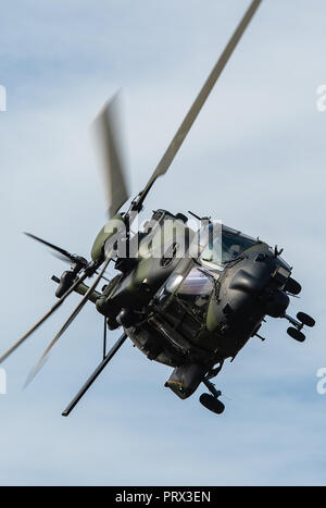 Munster, Niedersachsen. 28 Sep, 2018. Eine Mehrzweck-Hubschrauber der Bundeswehr vom Typ "NH 90" über die Ausbildung in den Informationen Training' Land Operations 2018" fliegt. Credit: Philipp Schulze/dpa/Alamy leben Nachrichten Stockfoto