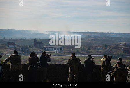 Munster, Niedersachsen. 28 Sep, 2018. Soldaten der Bundeswehr und Journalisten folgen Sie den Informationen, die Übung "Land Operations 2018" von einem Hügel aus. Credit: Philipp Schulze/dpa/Alamy leben Nachrichten Stockfoto