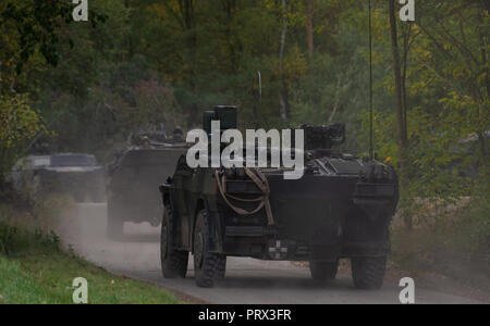 Munster, Niedersachsen. 28 Sep, 2018. Der Bundeswehr 'Fennek' scout Auto fährt über die Ausbildung während der Übung "Land Operations 2018". Credit: Philipp Schulze/dpa/Alamy leben Nachrichten Stockfoto