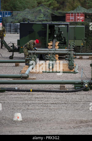 Munster, Niedersachsen. 28 Sep, 2018. Soldaten der Bundeswehr Betreiben einer mobilen Tank Farm während der Übung "Land Operations 2018" im Bereich Schulungen. Credit: Philipp Schulze/dpa/Alamy leben Nachrichten Stockfoto