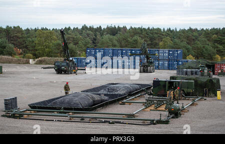 Munster, Niedersachsen. 28 Sep, 2018. Soldaten der Bundeswehr Betreiben einer mobilen Tank Farm während der Übung "Land Operations 2018" im Bereich Schulungen. Credit: Philipp Schulze/dpa/Alamy leben Nachrichten Stockfoto
