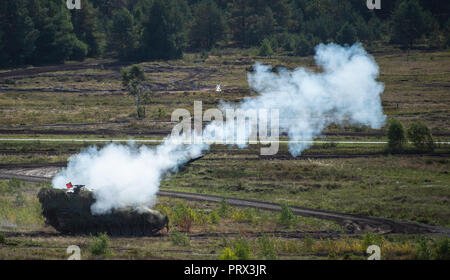Munster, Niedersachsen. 28 Sep, 2018. Eine Bundeswehr "Panzerhaubitze 2000 'Haubitze einen Schuß während der Übung "Land Operations 2018" Brände. Credit: Philipp Schulze/dpa/Alamy leben Nachrichten Stockfoto