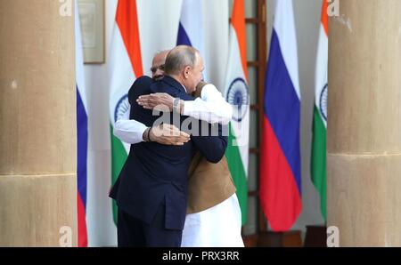 New Delhi, Indien. 5. Okt 2018. Der russische Präsident Wladimir Putin, Links, umarmt indische Ministerpräsident Narendra Modi, bevor die bilateralen Gespräche bei Hyderabad House Oktober 5, 2018 in Neu Delhi, Indien. Putin ist Zeichen einer 5 Mrd. $ deal Russland die meisten Advanced Air Defense System zur Verfügung zu stellen erwartet, die S-400 Triumf nach Indien trotz der Drohungen der US-Sanktionen. Credit: Planetpix/Alamy leben Nachrichten Stockfoto