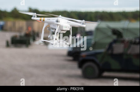 Munster, Niedersachsen. 28 Sep, 2018. Eine zivile Drohne fliegt über den Bereich Schulungen während der Übung "Land Operations 2018". Credit: Philipp Schulze/dpa/Alamy leben Nachrichten Stockfoto