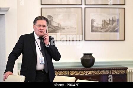 New Delhi, Indien. 5. Okt 2018. Generaldirektor der Staatlichen Atomic Energy Corporation Rosatom Alexei Likhachev spricht am Telefon vor Beginn der Russian-Indian Gespräche bei Hyderabad House Oktober 5, 2018 in Neu Delhi, Indien. Der russische Präsident Wladimir Putin wird voraussichtlich 5 Mrd. $ deal Russland die meisten Advanced Air Defense System zur Verfügung zu stellen, die S-400 Triumf nach Indien trotz der Drohungen der US-Sanktionen. Credit: Planetpix/Alamy leben Nachrichten Stockfoto