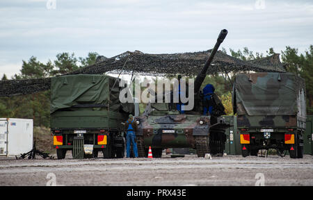 Munster, Niedersachsen. 28 Sep, 2018. Eine Bundeswehr" Panzerhaubitze 2000" (m) Haubitze während der Übung "Land Operations 2018" beibehalten wird. Credit: Philipp Schulze/dpa/Alamy leben Nachrichten Stockfoto