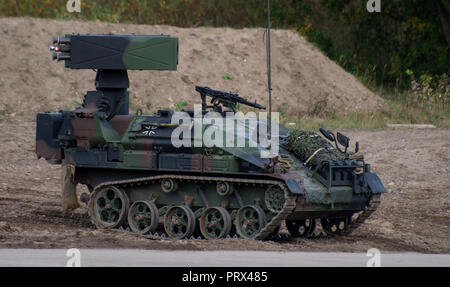 Munster, Niedersachsen. 28 Sep, 2018. Ein Panzer vom Typ "Wiesel" steht auf einem Training Bereich während der Übung "Land Operations 2018". Credit: Philipp Schulze/dpa/Alamy leben Nachrichten Stockfoto