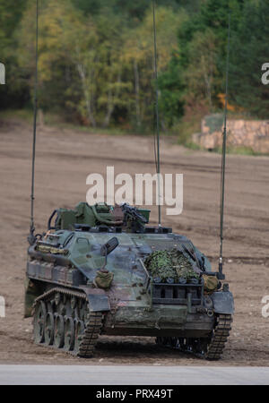 Munster, Niedersachsen. 28 Sep, 2018. Ein Panzer vom Typ "Wiesel" steht auf einem Training Bereich während der Übung "Land Operations 2018". Credit: Philipp Schulze/dpa/Alamy leben Nachrichten Stockfoto