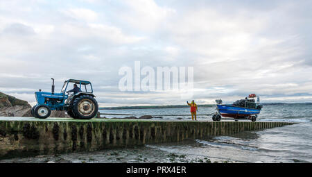 Knockadoon, Cork, Irland. 05. Oktober, 2018. Bernard O'Brien Hols seine Söhne Gavin und Vincent's Boot silver Tide" auf der Helling, nachdem sie von der Fischerei mit einem Fang von Garnelen an Knockadoon, Co Cork, Irland zurück. Quelle: David Creedon/Alamy leben Nachrichten Stockfoto