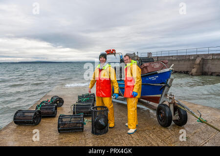 Knockadoon, Cork, Irland. 05. Oktober, 2018. Brüder Vincent und Gavin O'Brien, Knockadoon mit ihrem Fang von Garnelen, nachdem sie gerade von Fischen an Knockadoon, Co.Cork. Quelle: David Creedon/Alamy leben Nachrichten Stockfoto