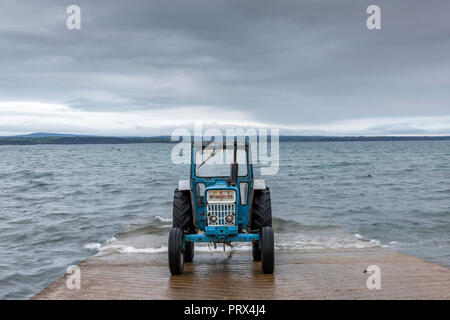 Knockadoon, Cork, Irland. 05. Oktober, 2018. Ein Traktor auf der Helling geparkt in Boote Zurückbringen von Fischen an Knockadoon, Co Cork, Irland zu schleppen. Quelle: David Creedon/Alamy leben Nachrichten Stockfoto