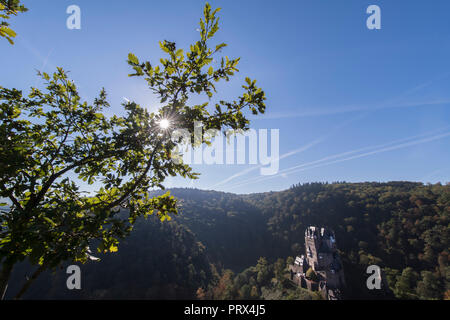 05 Oktober 2018, Rheinland-Pfalz, Wierschem: Die Sonne herrscht über die letzten Nebel Banken auf der Burg Eltz, während die Blätter der Bäume herbstliche drehen. In den kommenden Tagen die Temperaturen bis 23 Grad erreichen. Die mittelalterliche Burganlage ist eine der wichtigsten Sehenswürdigkeiten in Rheinland-Pfalz und ist der Ausgangspunkt für zahlreiche Wanderwege durch die Eifel. Foto: Boris Roessler/dpa Stockfoto