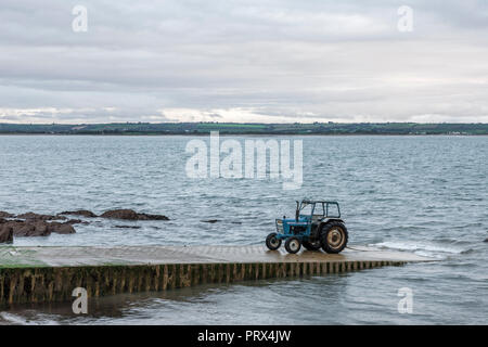 Knockadoon, Cork, Irland. 05. Oktober, 2018. Ein Traktor auf der Helling geparkt in Boote Zurückbringen von Fischen an Knockadoon, Co Cork, Irland zu schleppen. Quelle: David Creedon/Alamy leben Nachrichten Stockfoto