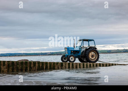 Knockadoon, Cork, Irland. 05. Oktober, 2018. Ein Traktor auf der Helling geparkt in Boote Zurückbringen von Fischen an Knockadoon, Co Cork, Irland zu schleppen. Quelle: David Creedon/Alamy leben Nachrichten Stockfoto