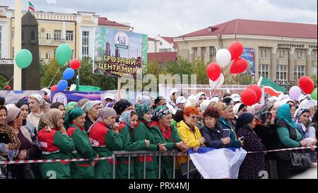 Grosny, Russland. Okt, 2018 04. Zahlreiche Besucher nehmen an der Feier der Stadt Jubiläum auf dem zentralen Platz der Stadt. Tschetschenien feiert den 200. Jahrestag der Hauptstadt Grosny. Credit: Friedemann Kohler/dpa/Alamy leben Nachrichten Stockfoto