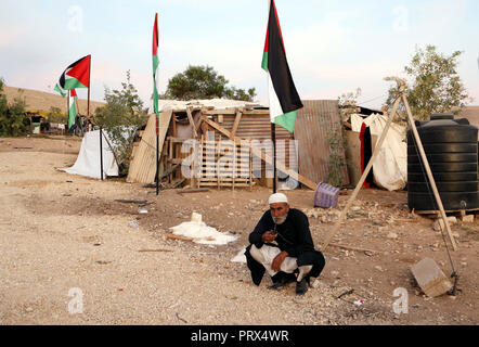 Oktober 5, 2018 - Khan Al-Ahmar, West Bank, Palästina - Ein palästinensischer Mann raucht in dem Dorf Khan al-Ahmar im israelisch besetzten Westjordanland, am 5. Oktober 2018 Credit: Wisam Hashlamoun/APA-Images/ZUMA Draht/Alamy leben Nachrichten Stockfoto