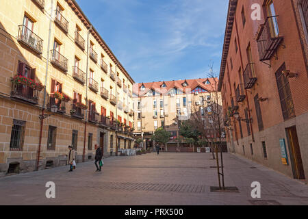 MADRID, Spanien - 23. JANUAR 2018: Gebäude an der Plaza del Conde de Miranda in der Stadt von Madrid, Spanien Stockfoto