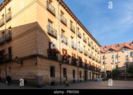 MADRID, Spanien - 23. JANUAR 2018: Gebäude an der Plaza del Conde de Miranda in der Stadt von Madrid, Spanien Stockfoto