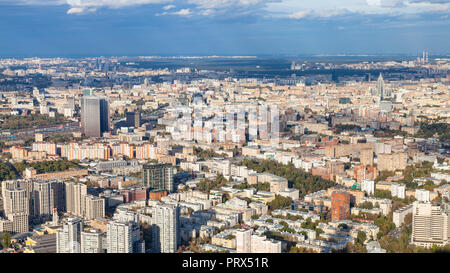 Oben Ansicht von Nordosten der Stadt Moskau von observatation Deck oben OKO Turm im Herbst Stockfoto