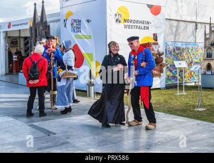 Deutschland, Berlin, Mitte, 1-3 Oktober 2018. Menschen in bunten Kostümen im Bundesland Nordrhein-Westfalen Anzeige zum Tag der Deutschen Einheit. Stockfoto