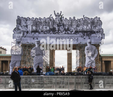 Deutschland, Berlin, Mitte, 1-3 Oktober 2018. Der Tag der Deutschen Einheit Feier am Barandenburg Tor. Tag der Deutschen Einheit am 3 Oktober bin ich Stockfoto