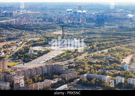 Über Blick auf den Platz der Gedenkstätte Victory Park auf Poklonnaya Hügel in Moskau Stadt von der Aussichtsplattform im oberen OKO Turm im Herbst Stockfoto