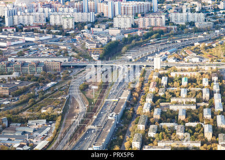 Oben Ansicht von Straßen und Eisenbahnen in Moskau von der Aussichtsplattform im oberen OKO Turm im Herbst Stockfoto