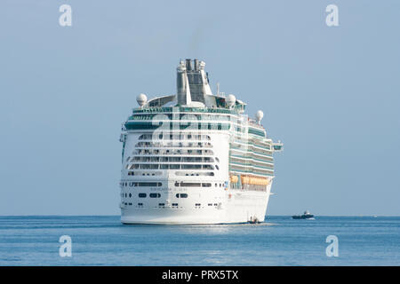 Große Kreuzfahrt (Navigator der Meere) Schiff Ausstoß von schwarzem Rauch aus funnelNavigator der Meere Kreuzfahrtschiff. Stockfoto