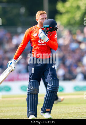 EDINBURGH, Schottland - Juni 10: England's Jonny Bairstow 100 erreicht, in den zweiten Innings der ODI im The Grange Cricket Club am 10. Juni, 2. Stockfoto