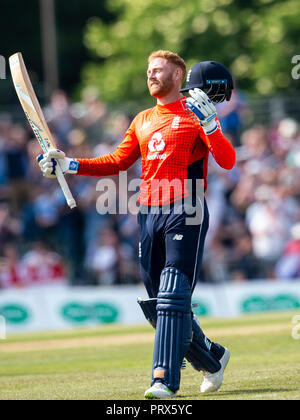 EDINBURGH, Schottland - Juni 10: England's Jonny Bairstow 100 erreicht, in den zweiten Innings der ODI im The Grange Cricket Club am 10. Juni, 2. Stockfoto