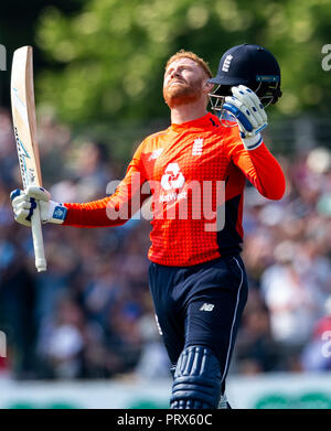 EDINBURGH, Schottland - Juni 10: England's Jonny Bairstow 100 erreicht, in den zweiten Innings der ODI im The Grange Cricket Club am 10. Juni, 2. Stockfoto