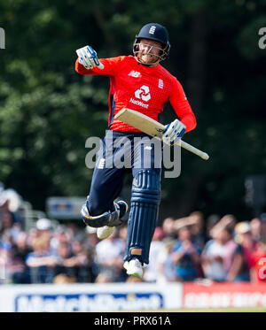 EDINBURGH, Schottland - Juni 10: England's Jonny Bairstow 100 erreicht, in den zweiten Innings der ODI im The Grange Cricket Club am 10. Juni, 2. Stockfoto