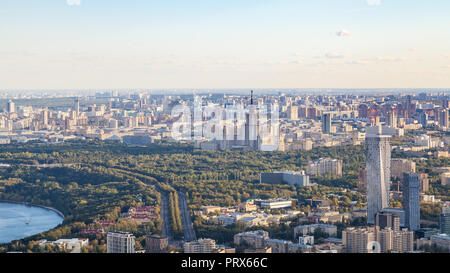 Oben Ansicht der südwestlich von Moskau mit MSU Universität Hochhaus in Sparrow Hügeln Park von der Aussichtsplattform im oberen OKO Turm im Herbst Sonnenuntergang Stockfoto