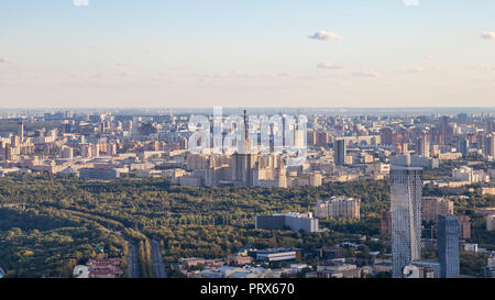 Panoramablick auf Südwestlich von Moskau mit MSU Universität Hochhaus in Sparrow Hügeln Park von der Aussichtsplattform im oberen OKO Turm im Herbst twi Stockfoto