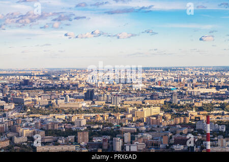 Oben Ansicht von Osten der Stadt Moskau von der Aussichtsplattform im oberen OKO Tower im Herbst Sonnenuntergang Stockfoto