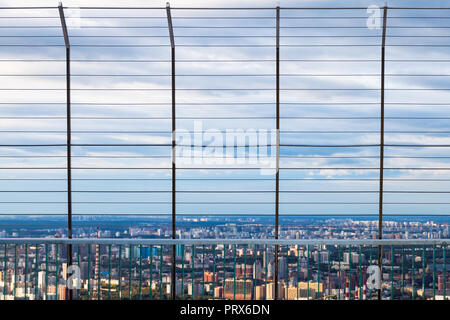 Zaun und blau Herbst Sonnenuntergang Himmel über der Stadt Moskau Stockfoto