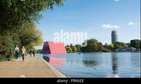 Christo & Jeanne-Claude der Londoner Mastaba, einem 20 Meter hohen temporären Schwebende Skulptur auf der Londoner Serpentine, London, UK Stockfoto