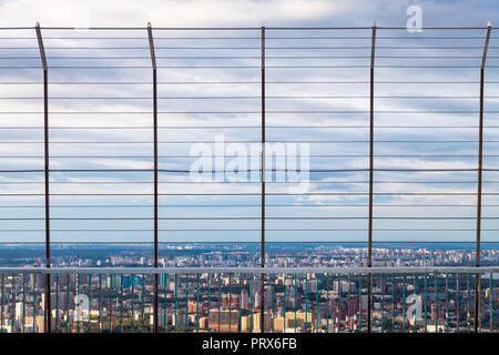 Zaun und blauen Abendhimmel über der Stadt Moskau im Herbst Stockfoto