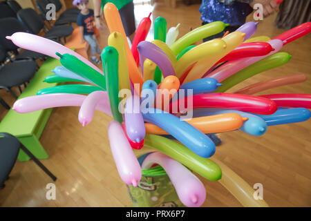 Lange Ballone für Ballontiere mit Ballonpumpe - Ballone für die verdrehte Magie Luftballons, Assortmen Stockfoto