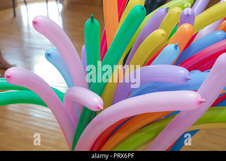 Bunte Aufblasbare Ballone Hintergrund, abstrakt festliche Kulisse, Geburtstagsfeier, lange gefüllten Ballon, happy holiday Konzept Stockfoto