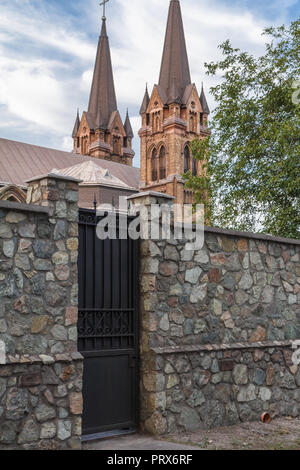 Fragment der St. Nikolaus Kirche mit Stone Fence mit eisernen Tore in Kamianske, Ukraine Stockfoto