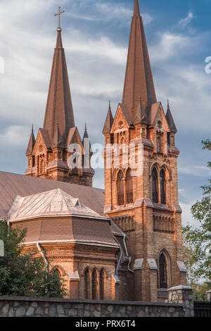 Fragment der St. Nikolaus Kirche mit blauer Himmel in Kamianske, Ukraine. Römisch-katholische Kirche Stockfoto