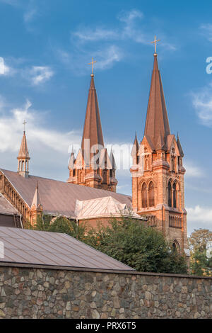 Fragment der St. Nikolaus Kirche mit blauer Himmel in Kamianske, Ukraine. Römisch-katholische Kirche Stockfoto
