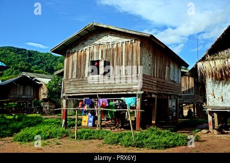 Traditionelle Hütte in Khmu Dorf Nalan Neua, Luang Namtha Provinz, Laos Stockfoto