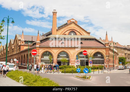 Budapest, Ungarn - Juni 7,2017: eine Gruppe von Leuten, die Spaziergänge in Richtung Große Halle (Markthalle), einer der beliebtesten touristischen Umgebung Stockfoto