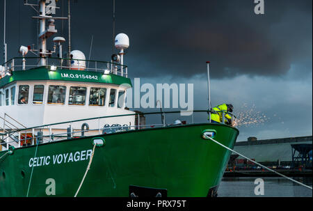 Cork, Irland. 16. November 2016. Marine Institute Forschungsschiff keltischen Voyager gewartet. Am späten Abend Licht auf die horgan Quay in Stockfoto